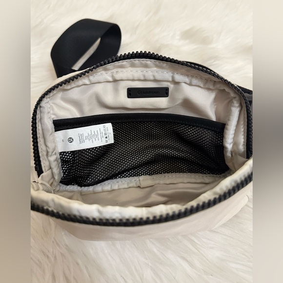 Lululemon Everywhere Belt Bag 1L | White Opal & Black - Picture 8 of 8